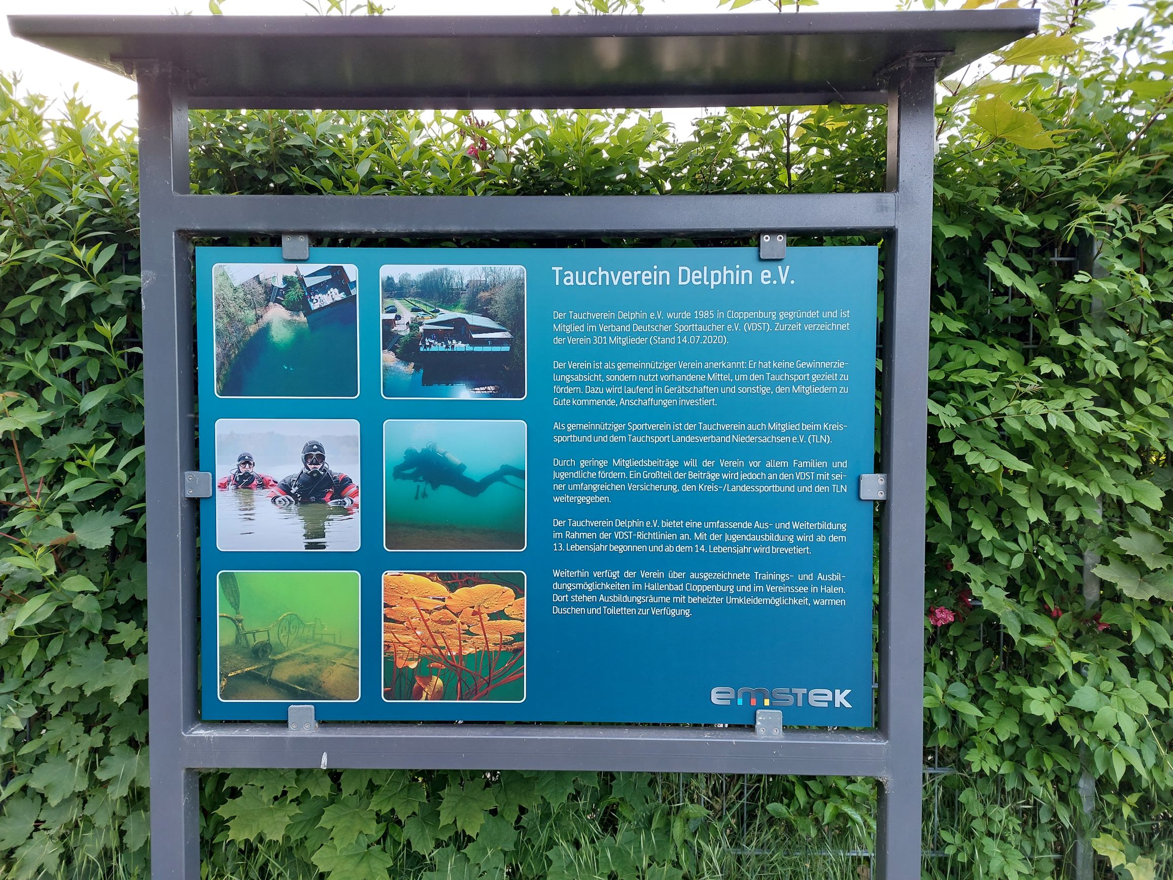 Informationstafel informiert über Tauchverein Delphin e.V. am Rundwanderweg Halener Badesee